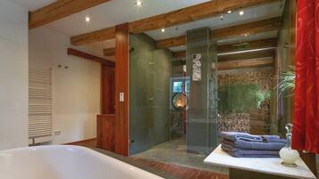 Badewanne, Haartrockner, Bidet, Handtücher