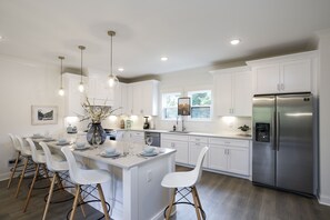 冷蔵庫、電子レンジ、オーブン、コンロ