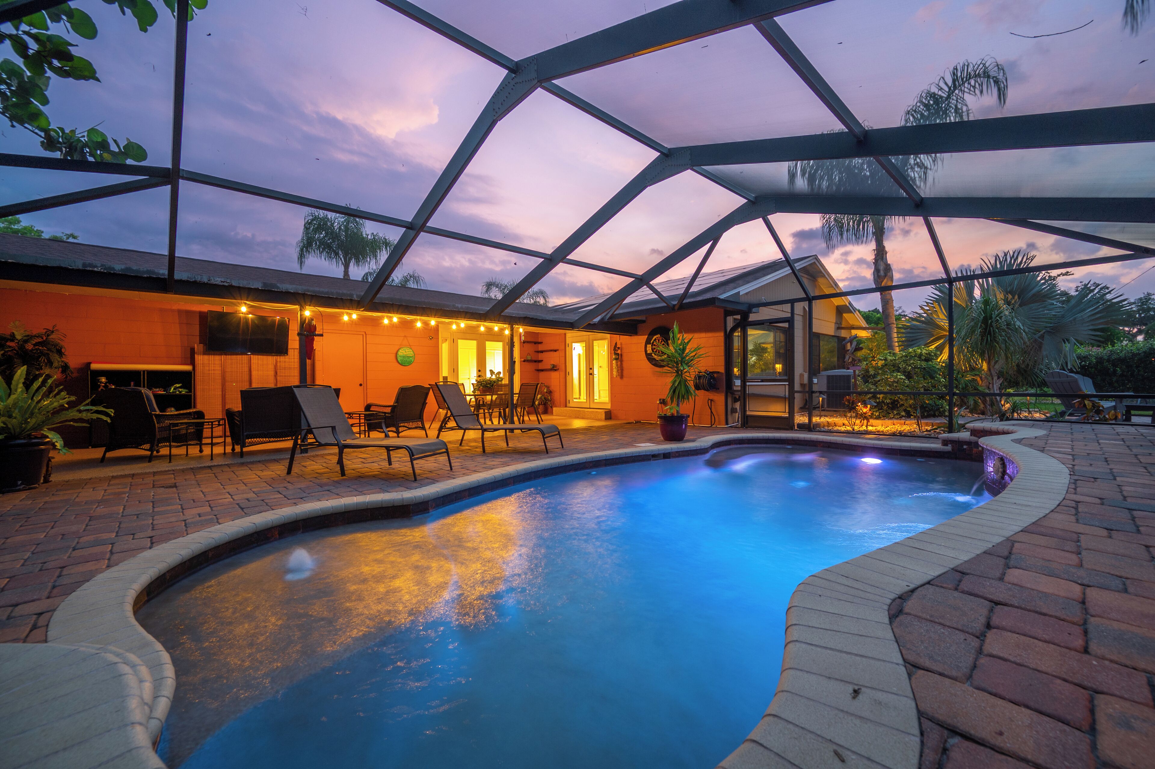 Tropical oasis, centrally located, quiet street. Close to everything!