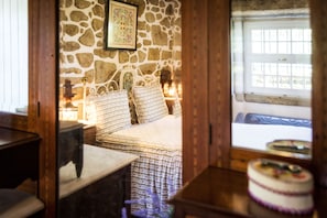 Cottage tiện nghi đơn giản, 2 phòng ngủ | 2 phòng ngủ, bàn, phòng cách âm