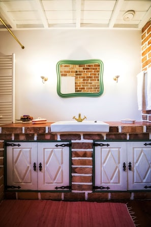 Cottage tiện nghi đơn giản, 2 phòng ngủ | Phòng tắm | Máy sấy tóc, chậu vệ sinh/vòi rửa, khăn tắm, xà phòng