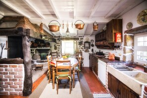 Cottage tiện nghi đơn giản, 2 phòng ngủ | Bếp riêng | Tủ lạnh, lò vi sóng, lò nướng, bếp nấu