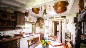 Comfort Cottage, 2 Bedrooms | Dapur peribadi | Peti sejuk, ketuhar gelombang mikro, ketuhar, dapur 