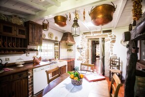 Comfort Cottage, 2 Bedrooms | Private kitchen | Fridge, microwave, oven, stovetop - Casa do Tamanqueiro (Ponte de Lima)