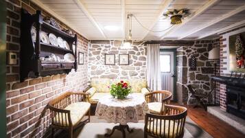 Comfort Cottage, 2 Bedrooms | Living area | Flat-screen TV, fireplace
