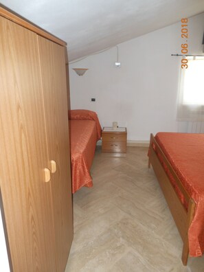 1 slaapkamer, een strijkplank/strijkijzer, babybedden, wifi