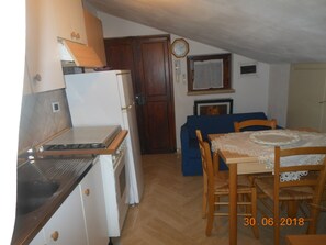 冷蔵庫、電子レンジ、オーブン、コンロ