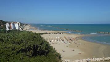 Playa en los alrededores y toallas de playa