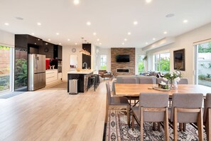 Dining - Elegant and Stylish Retreat in Leafy Epsom (Auckland Central Suburbs)