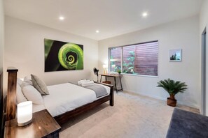 6 bedrooms, desk, iron/ironing board, travel cot
