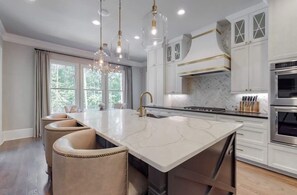 Microondas, lavavajillas, cafetera o tetera y utensilios de cocina