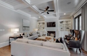 Televisión y chimenea 