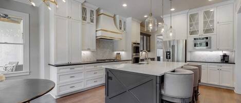 Micro-ondes, lave-vaisselle, cafetière/bouilloire