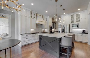 Microondas, lavavajillas, cafetera y tetera y utensilios de cocina 