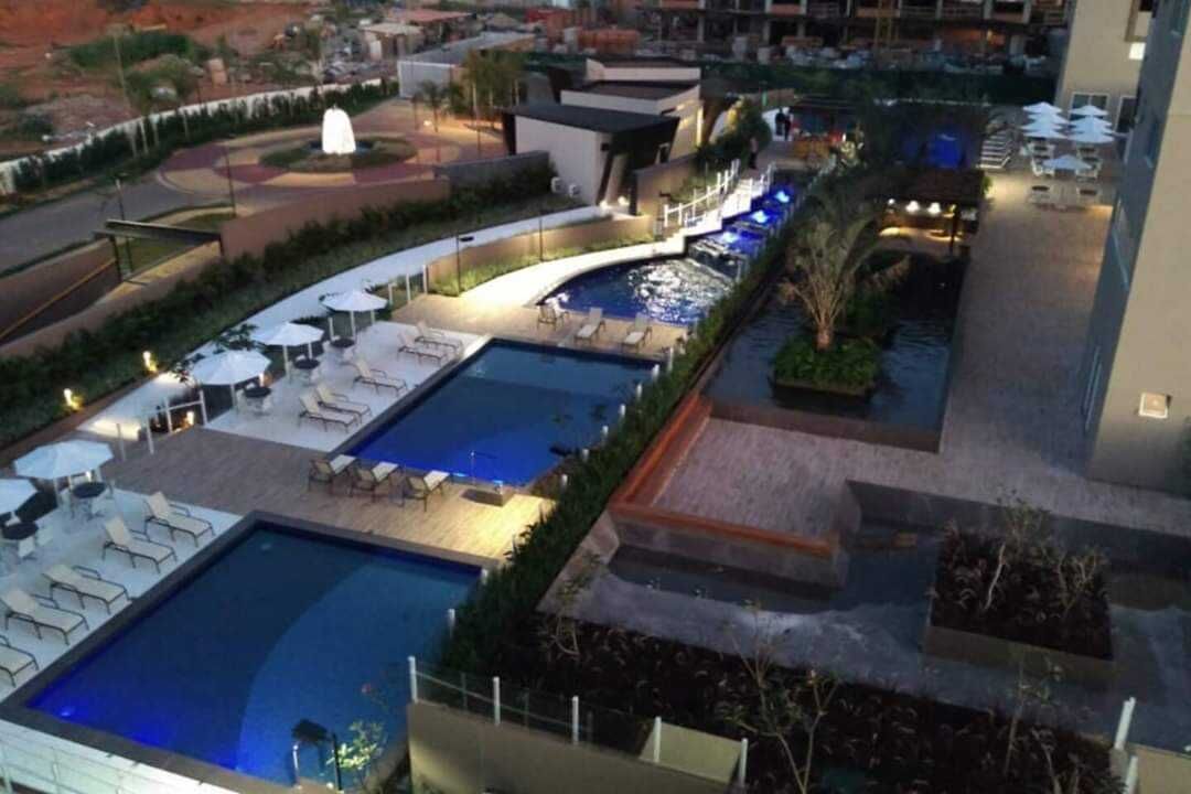 Una piscina al aire libre, una piscina climatizada