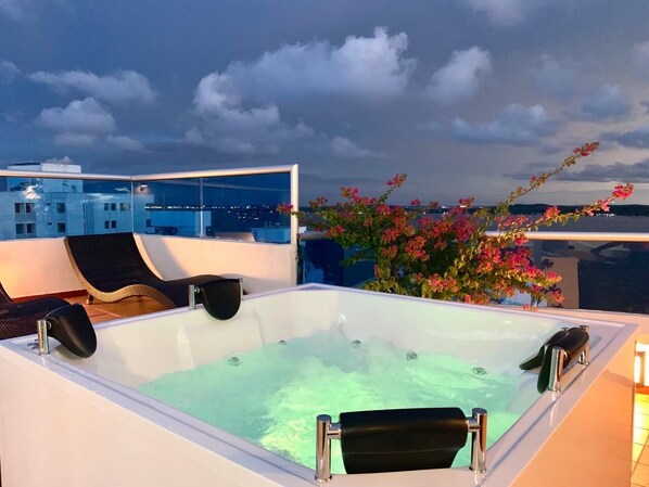 Outdoor spa tub