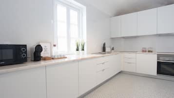 Frigorifero con congelatore, microonde, forno, piano cottura