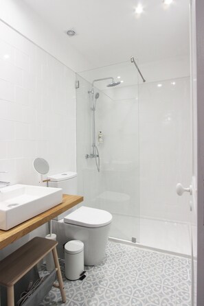 Double Room | Bathroom | Shower, towels, soap, toilet paper - Lavradores Boutique Guesthouse (Évora)