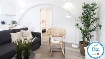 Appartamento, 2 camere da letto | Area soggiorno | TV a schermo piatto