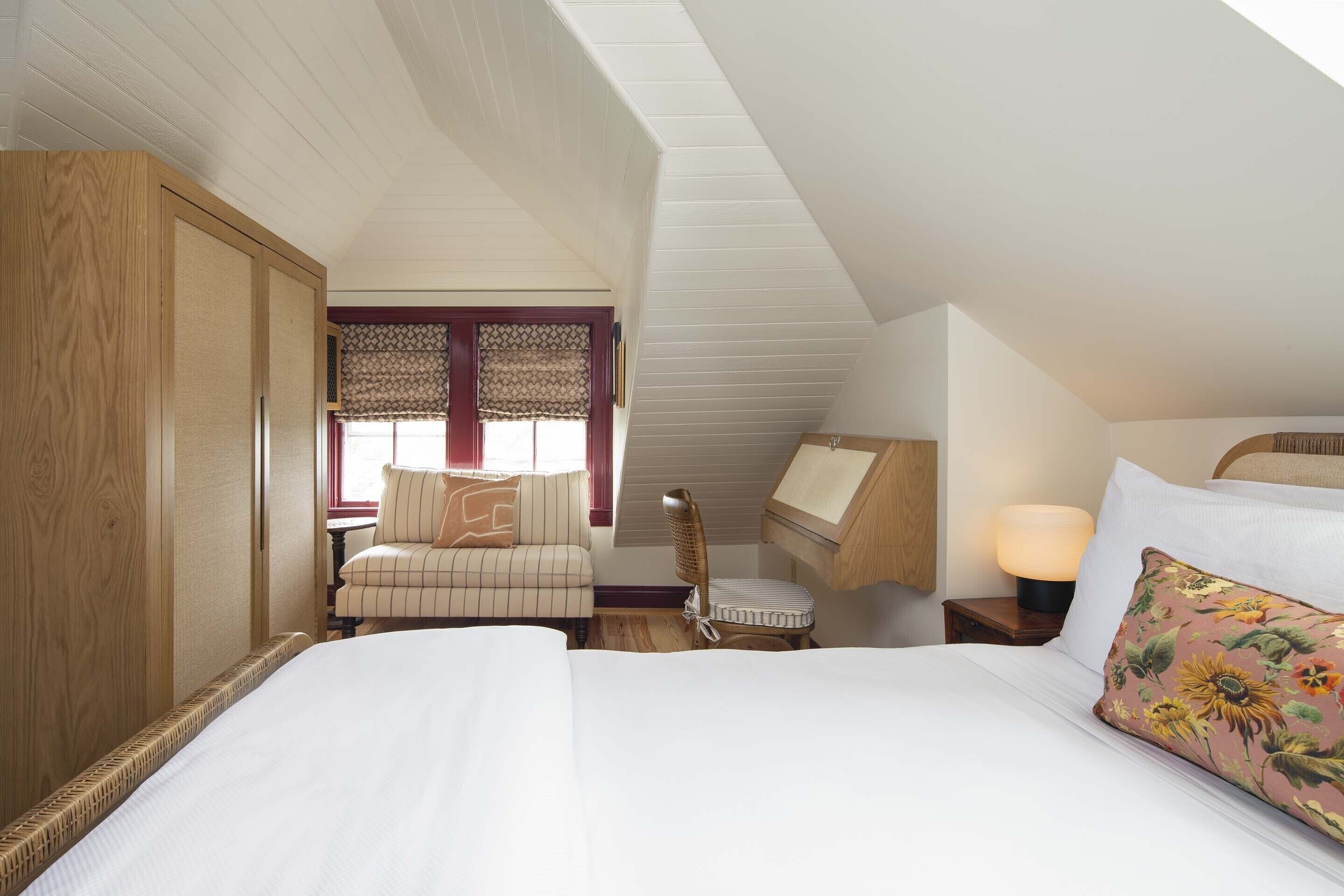 comfort room (separate bathroom) | egyptian cotton sheets, premium bedding, pillow-top beds, minibar