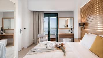 Apartamento, 2 quartos, vista para o mar | 2 quartos, roupas de cama premium, cofres nos quartos, escrivaninha