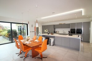 Cottage | Private kitchen | Oven, stovetop, dishwasher, high chair