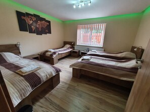 Departamento, 2 habitaciones | Ropa de cama de alta calidad y camas con efecto memoria 