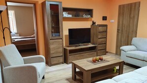 Apartment, 2 Bedrooms | Living room | 40-inch LED TV with digital channels, TV, pay movies - KK Apartments (Backa Topola)