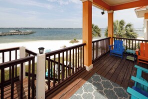 A wooden deck with a railing overlooking a beach and the ocean. - Seascape🐚Bayfront Home🌊Boat Slip🐶Dogs OK (Navarre)