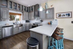 Fridge, microwave, oven, stovetop - Seascape, Private waterfront home (Navarre)