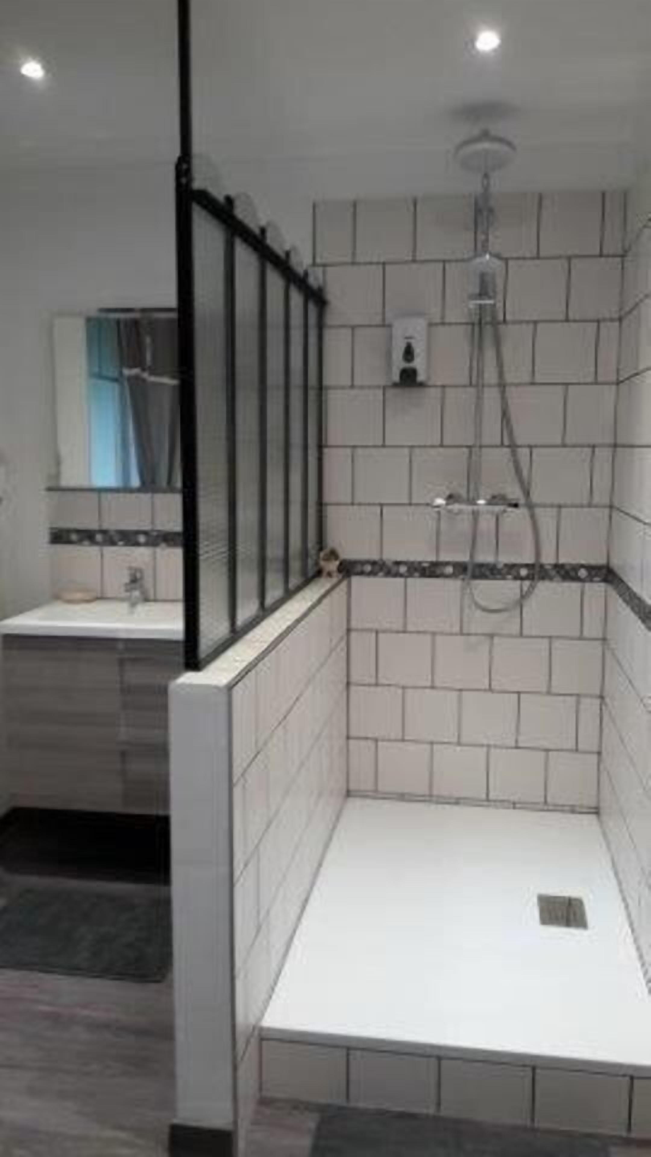 Superior tweepersoonskamer | Badkamer | Een douche, een haardroger, handdoeken, zeep