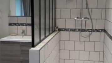 Superior tweepersoonskamer | Badkamer | Een douche, een haardroger, handdoeken, zeep