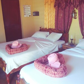 Classic-værelse til 4 personer - 2 queensize-senge - bjergudsigt (#2) | Pengeskab på værelset, mørklægningsgardiner, gratis Wi-Fi, sengetøj