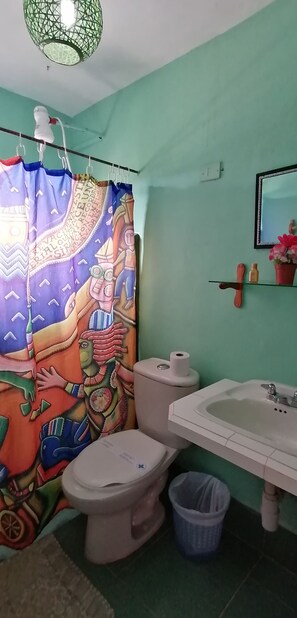 Classic-værelse til 4 personer - 2 queensize-senge - bjergudsigt | Badeværelse | Bruser, hårtørrer, håndklæder, Sæbe