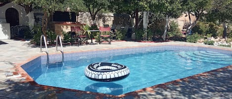 Piscine extérieure, chaises longues