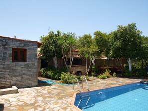 Outdoor pool, sun loungers - VILLA WITH  PRIVE POOLGARDEN AREA, bbq , wi-fi,  near sea , town, local tavern (rethymno)