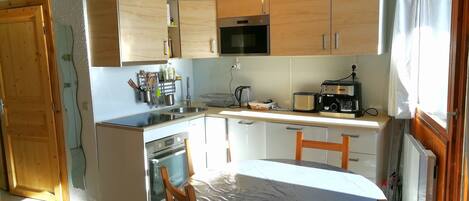 冷蔵庫、電子レンジ、オーブン、食器洗い機