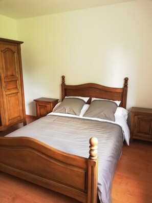 3 chambres, fer et planche Ă repasser, draps fournis