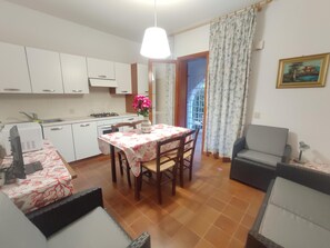 Een koelkast, een magnetron, een koffiezetapparaat/waterkoker