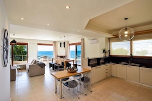 House, 3 Bedrooms | Private kitchen