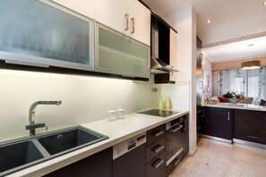 ثلاجة، فرن، ماكينة لصنع ال قهوة/الشاي