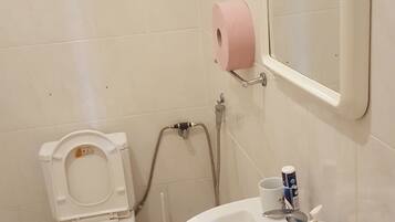 Basic dubbelrum eller tvÄbÀddsrum | Badrum | Badkar och handdukar