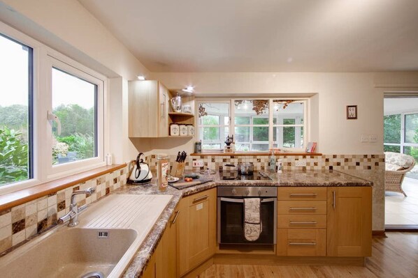 Luxury Cottage | Private kitchen | Full-size fridge, microwave, oven, stovetop - Hop Cottage (Ashford)