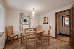 Luxury Cottage | In-room dining - Hop Cottage (Ashford)
