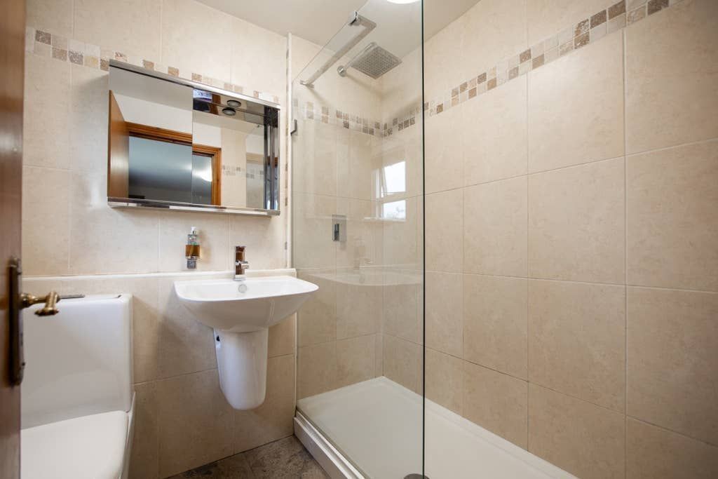 Luxury Cottage | Bathroom | Free toiletries, hair dryer, towels, soap