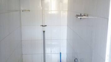Kamar Double | Kamar mandi | Shower, handuk, sabun, dan tisu toilet