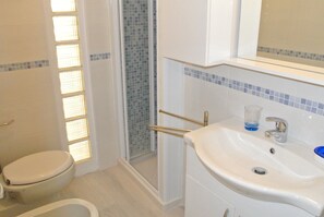 Dusche, Bidet, Handtücher