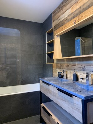 Ensemble douche/baignoire, sèche-cheveux, serviettes fournies