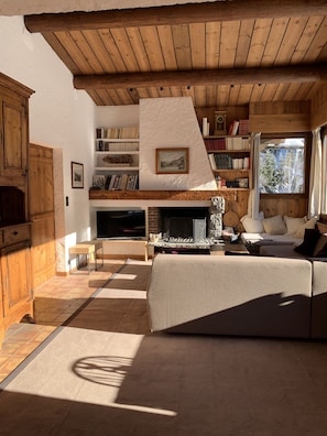 TV, fireplace, stereo