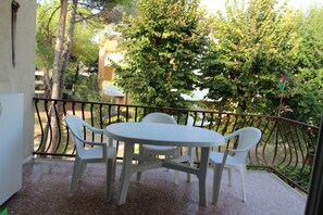 تناول الطعام بالخارج